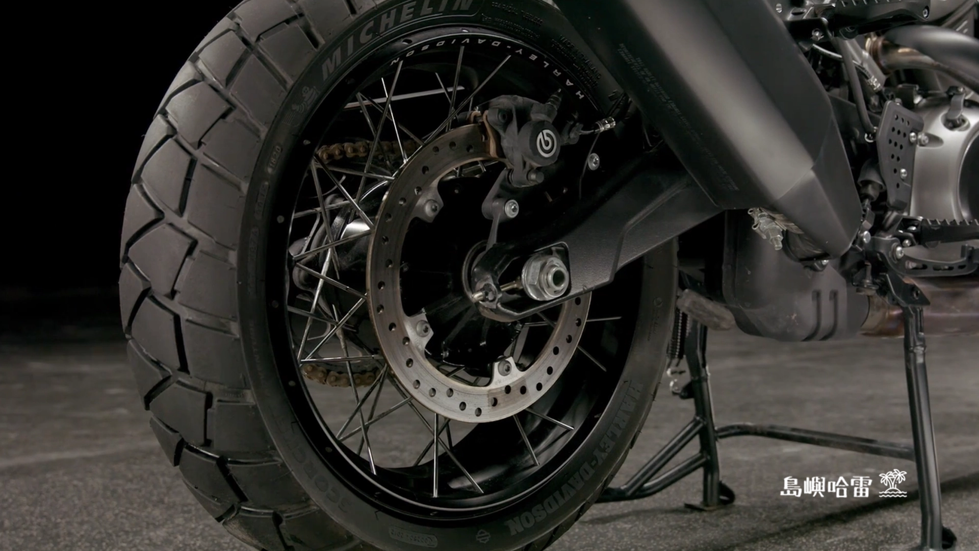 Brembo煞車採雙輻射對向四活塞卡鉗搭配320mm碟盤